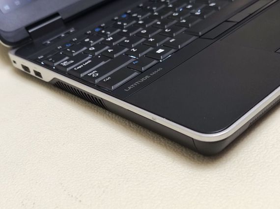 Ноутбук Dell Latitude E6540 / 15.6" (1366x768) TN / Intel Core i7-4610M (2 (4) ядра по 3.0 - 3.7 GHz) / 8 GB DDR3 / 256 GB SSD / Intel HD Graphics 4600 / WebCam / DVD-ROM б/в | Зображення 2