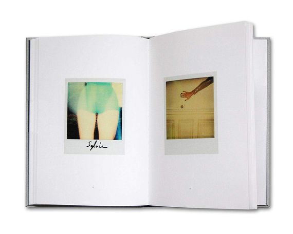 Найкращі фотографи світу книга з роботами Гі Бурдена Guy Bourdin "Polaroids" фотомистецтво книги з ілюстраціями | Зображення 2