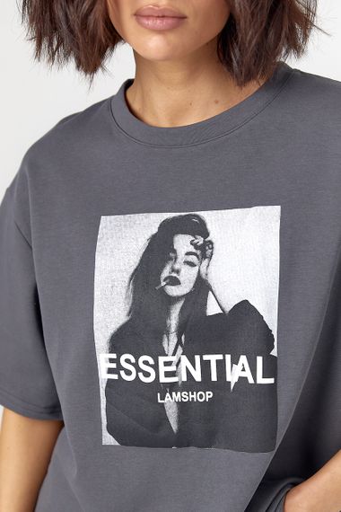 Футболка жіноча oversize з чорно-білим принтом і написом Essential - сірий цвет, ONE SIZE (є розміри) | Зображення 3