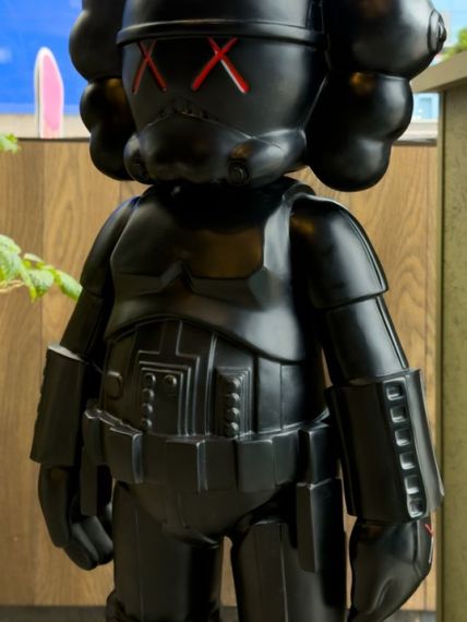 Kaws Star Wars Stormtrooper Black велика колекційна статуетка фігурка 140 см чорний kw008 | Зображення 4