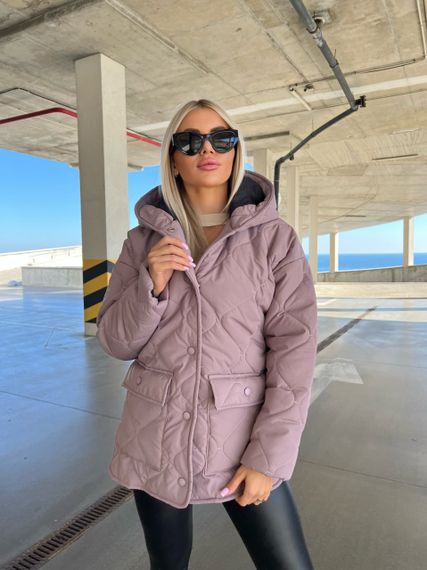 Женская демисезонная стеганая куртка с капюшоном на кнопках NA1039 цвет пудровый, размер 46/48