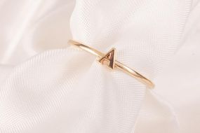 Женское золотое кольцо с буквой 21.5