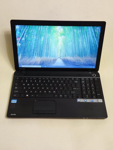 Ноутбук Toshiba Satellite C55 / 15.6" (1366x768) TN / Intel Core i3-3110M (2 (4) ядра по 2.4 GHz) / 8 GB DDR3 / 128 GB SSD / Intel HD Graphics 4000 / WebCam / DVD-ROM б/в | Зображення 1