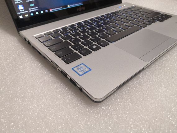 Ультрабук Б-клас Fujitsu LifeBook / 13.3" IPS Touch / Core i5-6300U (2(4) ядра по 2.4-3 GHz) / 8GB DDR4 / 256GB SSD / HD Graphics 520 / WebCam / HDMI б/в | Зображення 5