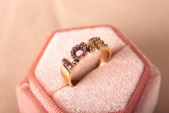 Кольцо LOVE из желтого золота с фианитами 21.5 | Зображення 3