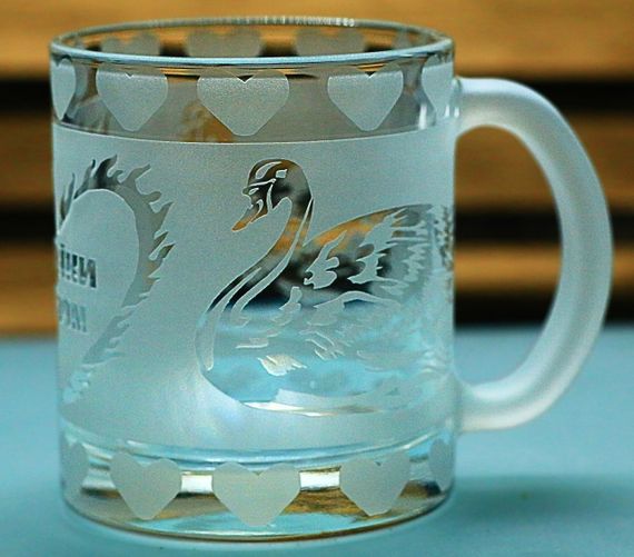 Стеклянная чашка 320 мл Лебеди с гравировкой кружка для влюбленных Подарок на свадьбу годовщину для любимых матовая | Зображення 3