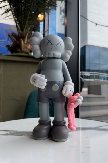 Статуетка Kaws Share колекційна фігурка для інтер'єру 30 см сірий kw019