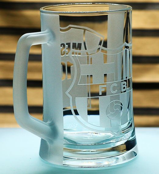 Пивной бокал 670 мл Barcelona с гравировкой подарок для фаната футбольная кружка ФК Барселона Месси | Зображення 1