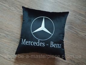 Авто Подушка c вышивкой логотипа марки мерседес mercedes черный подарок автомобилисту 00053