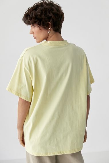 Оверсайз футболка з вишитими написами - жовтий цвет, ONE SIZE (є розміри) | Зображення 1