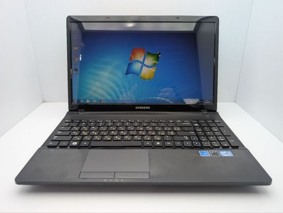 Ноутбук Samsung NP300E5A / 15.6" (1366x768) TN / Intel Core i3-2350M (2 (4) ядра по 2.3 GHz) / 6 GB DDR3 / 500 GB HDD / Intel HD Graphics 3000 / WebCam / DVD-ROM б/в | Зображення 1