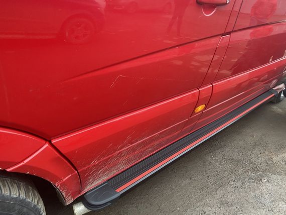 Боковые пороги Maya Red (2 шт., алюминий) Средняя база для Volkswagen Crafter 2006-2017 гг | Зображення 3