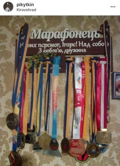 Медальниця біг, легка атлетика іменна з поличкою, дерев'яна, тримач для медалей, медальниці