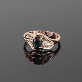 Кольцо из красного золота с сапфиром и бриллиантами 18.5