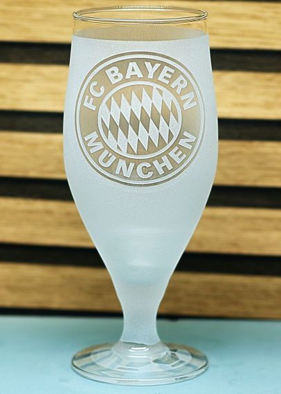 Пивний келих 500 мл ФК Бавария Мюнхен на ніжці з гравіюванням  подарунок кружка фанату футболу