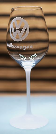 Винний келих 480мл з гравіюванням Фольксваген Volkswagen  подарунок для автолюбителя  скляний фужер з логотипом | Зображення 2