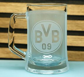 Подарочный пивной бокал с ручкой  670 мл  с 3Д гравировкой лого футбольного клуба Боруссия Дортмунд