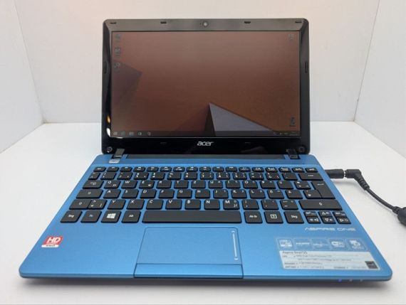 Нетбук Acer Aspire One 725 Blue / 11.6" (1366x768) TN / AMD C-60 (2 ядра по 1.0 - 1.3 GHz) / 4 GB DDR3 / 120 GB HDD / AMD Radeon HD 6290 Graphics / WebCam / АКБ не держит б/у | Зображення 1