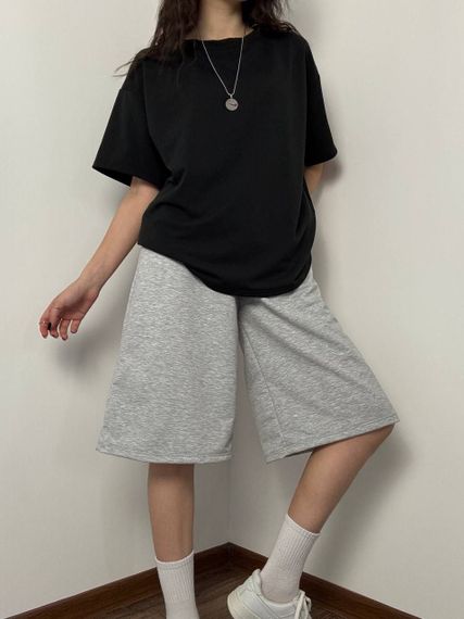 Женский летний костюм оверсайз футболка и длинные шорты SSH714, цвет черный + серый, размер единый 42/46 | Зображення 1
