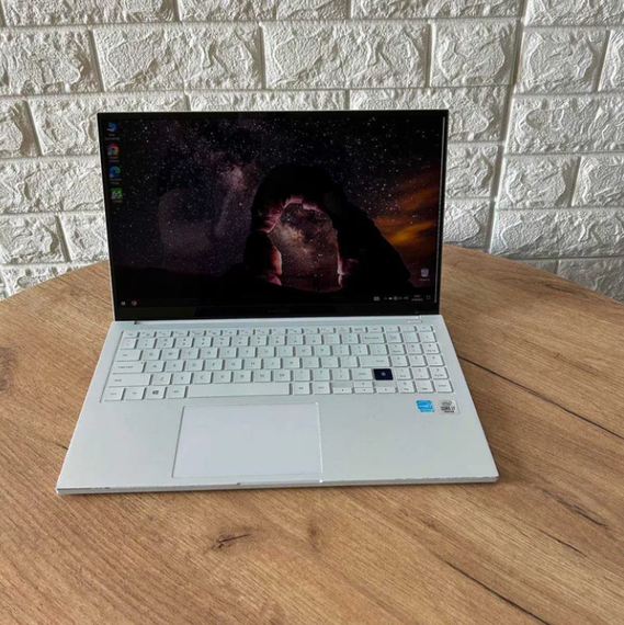 Ноутбук Samsung NP950XCJ-K02US White 15,6" FHD OLED i7 10510U 16Gb SSD 256Gb Б/В | Зображення 1