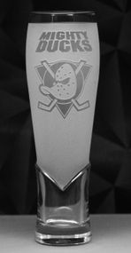 Подарочный бокал для сока воды 440 мл  с гравировкой лого хоккейного клуба НХЛ Анахайм Дакс матвый