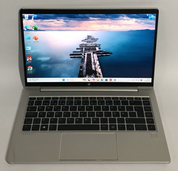Ультрабук Б-клас HP ProBook 445 G10 / 14" (1920x1080) IPS / AMD Ryzen 3 7330U (4 (8) ядра по 2.3 - 4.3 GHz) / 8 GB DDR4 / 256 GB SSD / AMD Radeon RX Vega 6 Graphics / WebCam / Win 11 Pro б/в + Подарунок Флеш-накопичувач Kingston 64 ГБ | Зображення 1