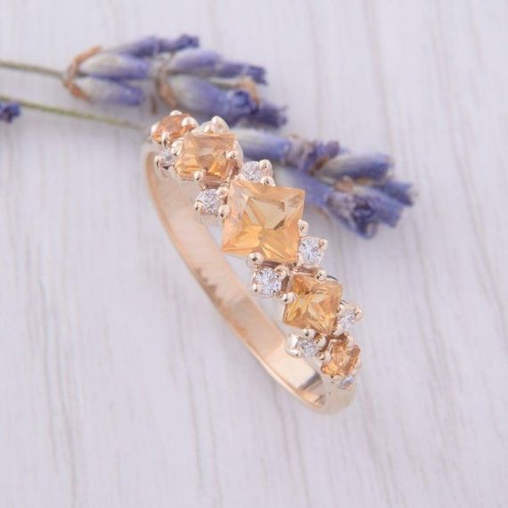 Кольцо из красного золота с цитрином 17.5