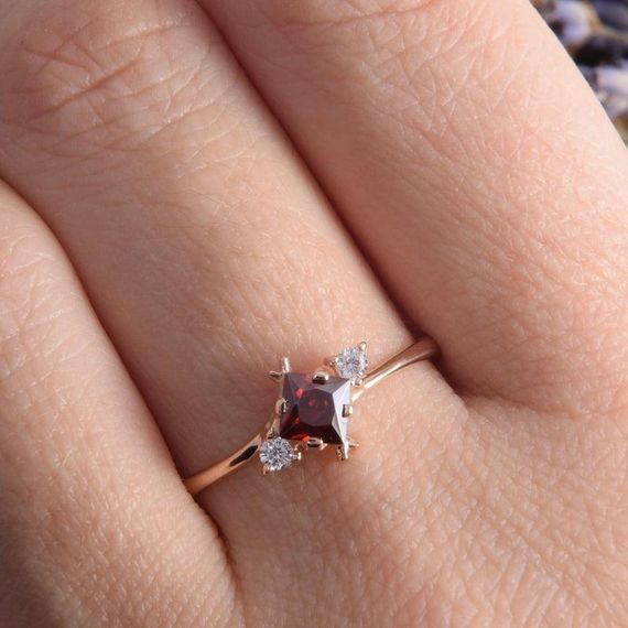 Кольцо из красного золота с гранатом 17.5 | Зображення 2