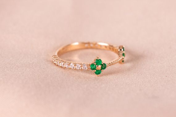 Кольцо из желтого золота с изумрудами и фианитами 15.5 | Зображення 6