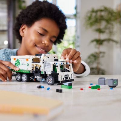 Конструктор LEGO Technic Мусоровоз Mack LR Electric 503 деталей (42167) | Зображення 1