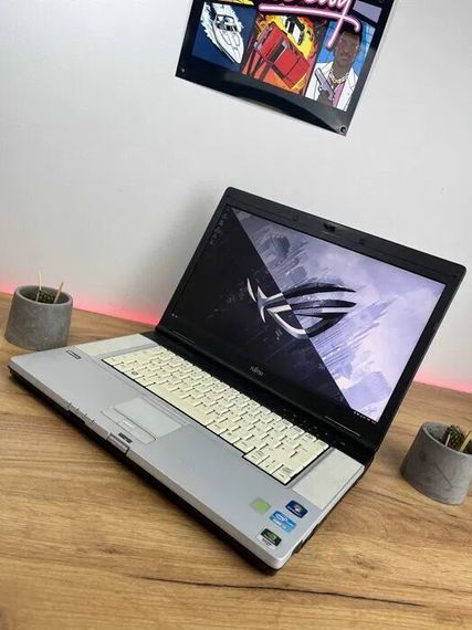 Робоча станція Fujitsu Celsius H710 / 15.6" TN / Intel Core i7-2720QM (4(8) ядра по 2.2-3.3 GHz) / 8GB DDR3 / 256GB SSD / Quadro 1000M, 2GB GDDR3, 128-bit / WebCam б/в | Зображення 2