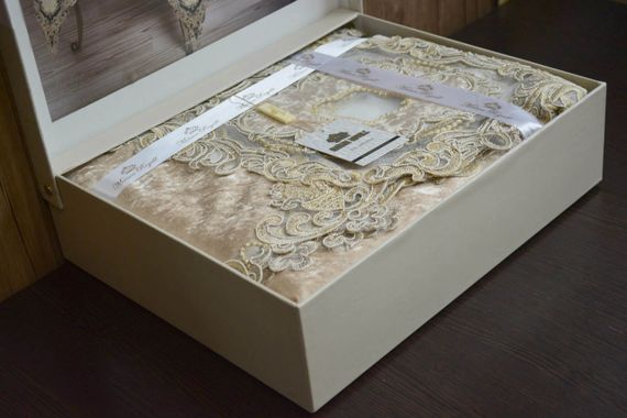 Велюрова скатертина з мереживом Maison 160×350 см Yildiz бежева | Зображення 2