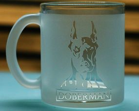 Подарочная стеклянная  чашка для чая кофе 320 мл с гравировкой для любителей собак Доберман