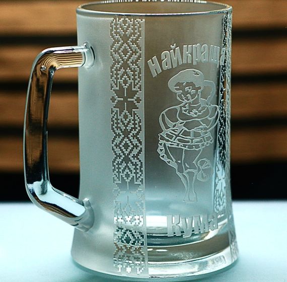 Пивний келих 670 мл Найкраща кума кухоль з гравіюванням  веселий та значущий подарунок для куми  українському стилі | Зображення 1