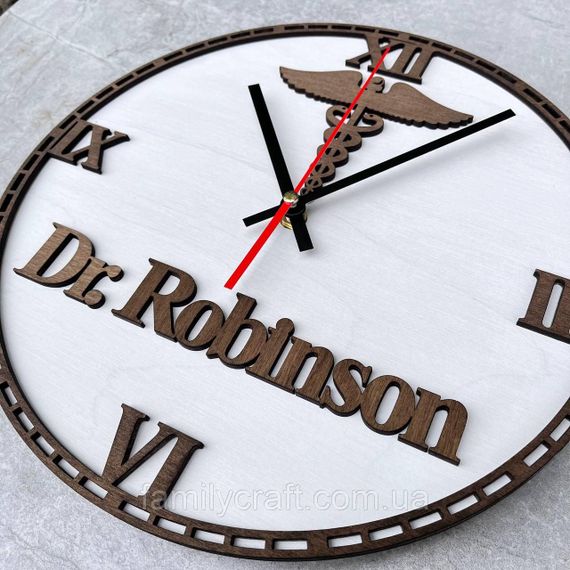 Іменний настінний годинник для лікаря з дерева Подарунок медику або медсестрі | Зображення 1