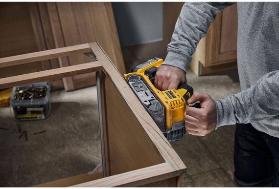 Шліфмашина стрічкова акумуляторна безщіткова 75х533 мм DeWALT DCW220N | Зображення 7