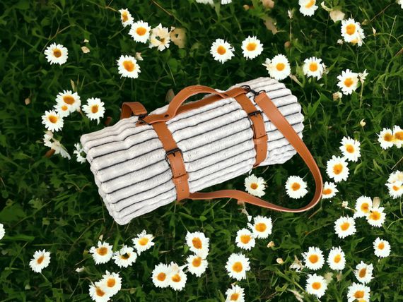 Плед тревел флісовий 150х200 сірий у смужку з ременем Love You | Зображення 5