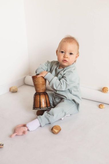 Ромпер дитячий з двонитки на блискавці, колір світла оливка, від 6 міс до 2 років | Зображення 1