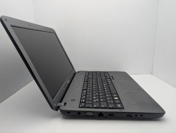Ноутбук Samsung R530 / 15.6" (1366x768) TN / Intel Pentium T4500 (2 ядра по 2.3 GHz) / 4 GB DDR3 / 320 GB HDD / Intel HD Graphics / WebCam / DVD-ROM б/у | Зображення 3