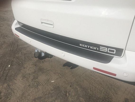 Накладка на задний бампер с загибом (ABS-пластик) Глянцевая для Volkswagen T5 Transporter 2003-2010 гг. | Зображення 3