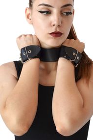 Нашийник з наручниками з натуральної шкіри Art of Sex - Bondage Collar with Handcuffs, Чорний, One Size