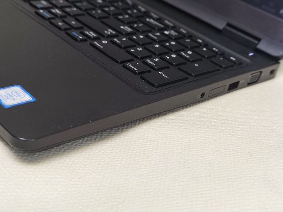 Ультрабук Dell Latitude 5590 / 15.6" (1366x768) TN / Intel Core i5-8350U (4 (8) ядра по 1.7 - 3.6 GHz) / 8 GB DDR4 / 256 GB SSD / Intel UHD Graphics 620 б/в | Зображення 5