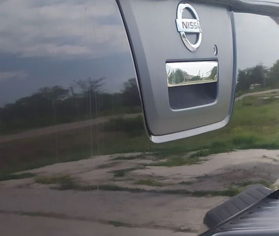 Накладка на ручку багажника (нерж) Carmos - Турецкая сталь для Nissan Navara 2006-2015 гг | Зображення 1