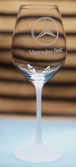 Винный бокал 480 мл с гравировкой Мерседес Mercedes-Benz подарок для автолюбителя стеклянный фужер с логотипом | Зображення 1