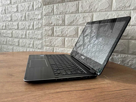 Ноутбук Сенсорний Asus Q303UA 13,3" HD i5 6200U 8Gb SSD 256Gb Б/У | Зображення 3