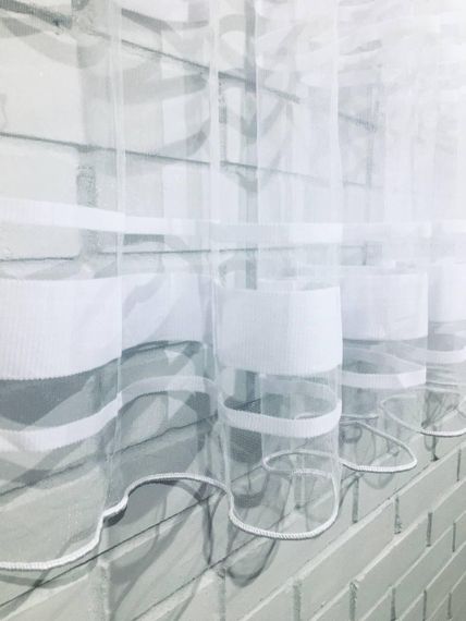 Готова коротка пошита біла фіранка тюль в смужку на фатине до підвіконня. 300х145см | Зображення 7
