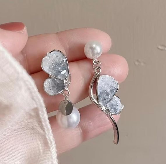 Сережки с хрустальными бабочками, сережки с кристаллами и жемчужинками, сережки бабочки, серьги, серёжки | Зображення 1