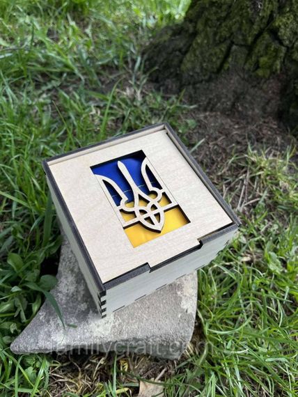 Патріотичний подарунковий набір: Великий прапор України у дерев'яній коробці з дизайнерським вирізом «Тризуб» | Зображення 3