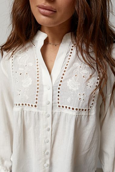 Однотонна блуза на ґудзиках з прошвою - молочний цвет, L (є розміри) | Зображення 3