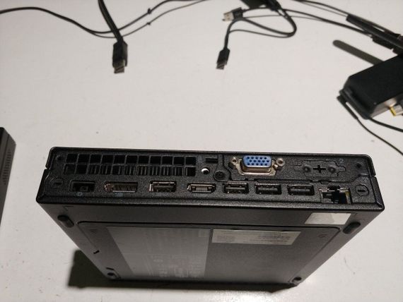 Неттоп Lenovo Thinkcentre m75q Gen2 USFF / AMD Ryzen 3 PRO 5350GE (4 (8) ядер по 3.6 - 4.2 GHz) / 8 GB DDR4 / 256 GB SSD / AMD RX Vega 6 / USB 3.1 / Windows 11 / Блок живлення в комплекті б/в | Зображення 2